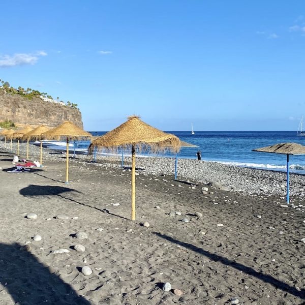 Strand Sonnenschirme Playa Santiago
