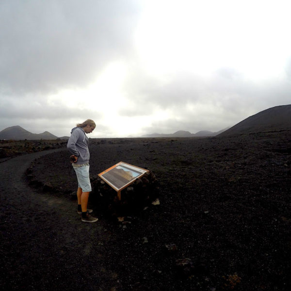 Die Übersichtstafeln im Timanfaya Nationalpark zeigen dir stets den Weg und geben dir Informationen zu deinem Standort (übrigens sogar auch auf Deutsch)