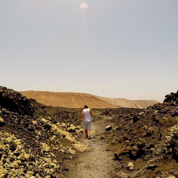 Timanfaya Nationalpark Wanderungen: Dieser Weg führt dich mitten durch die Lavafelder