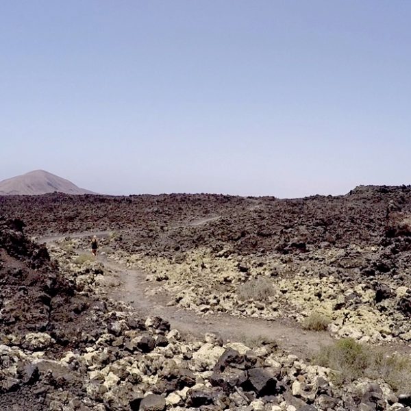 Der Weg im Timanfaya Nationalpark Lanzarote kann teilweise sehr karg wiren