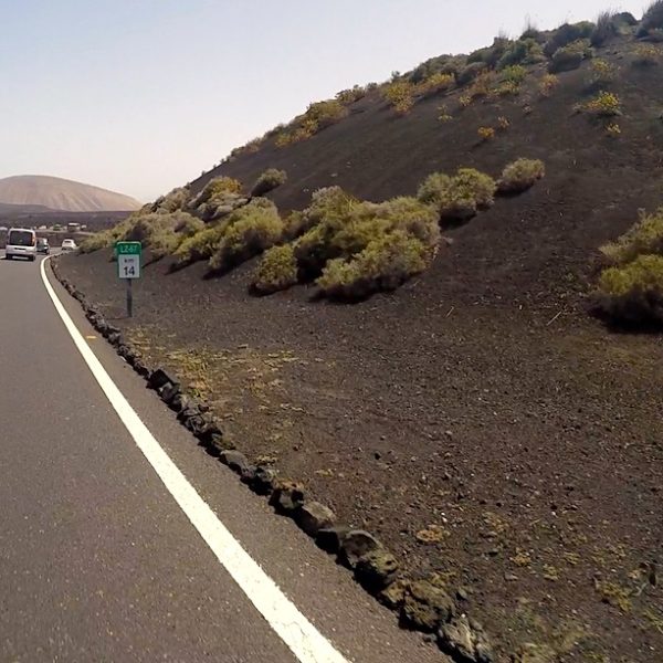 Timanfaya Nationalpark mit dem Auto: Die Straßen sind gut ausgebaut und leicht befahrbar, sodass du die faszinierende Landschaft drum herum voll und ganz genießen kannst