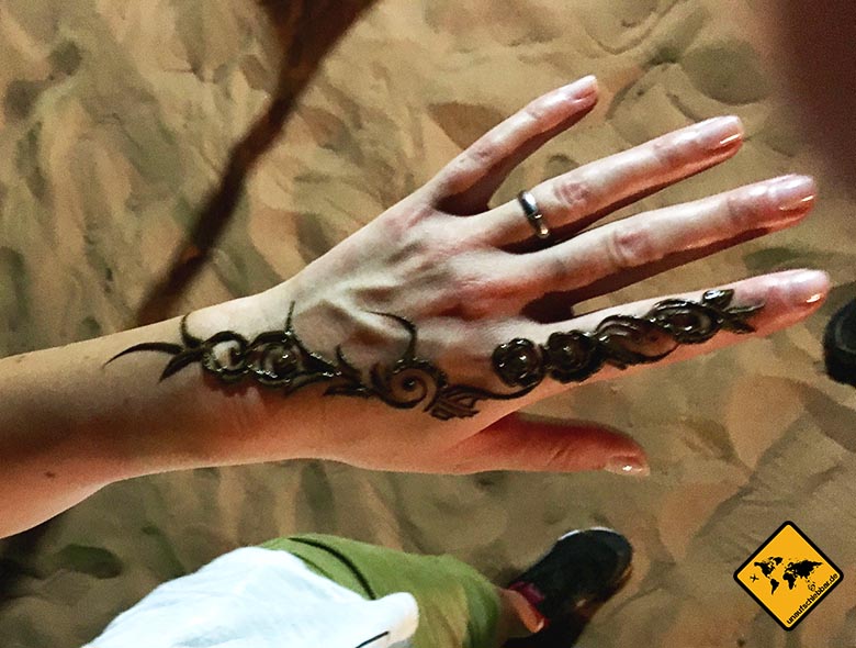 Traditionelle Henna Bemalung im Dubai Wüstencamp