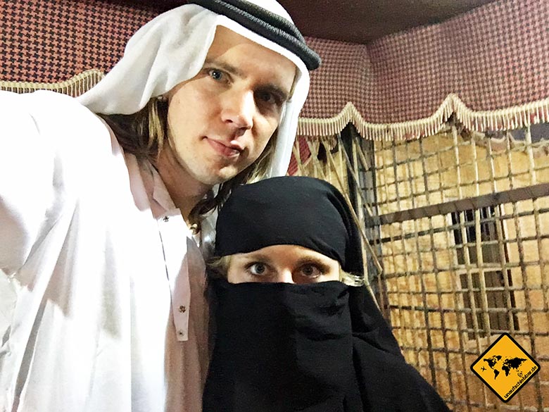 Unaufschiebbar in traditioneller Dubai Kleidung im Wüstencamp