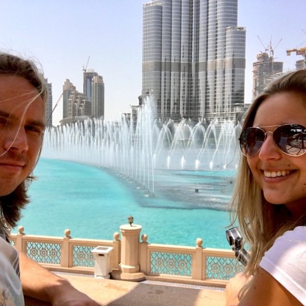 Wasserfontänen Dubai Mall tagsüber