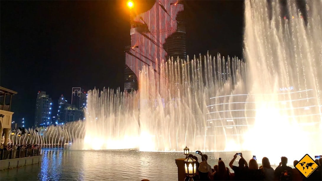 Wasserspiele von Dubai Fontänen beleuchtet hoch