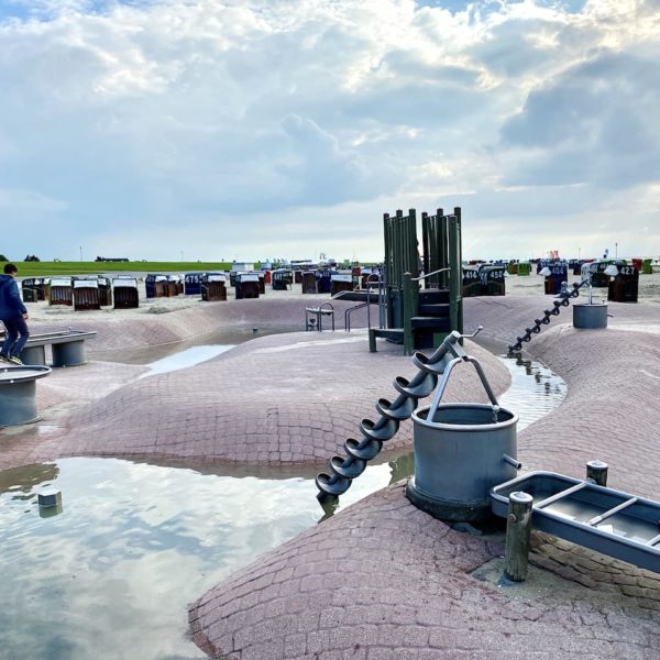 Wasserspielplatz Neuharlingersiel Strand