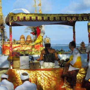 Wenn du während deiner Bali Rundreise die einheimische Kultur kennen lernen moechtest besuchst du am besten eine traditionelle Bali Zeremonie am Strand in Sanur