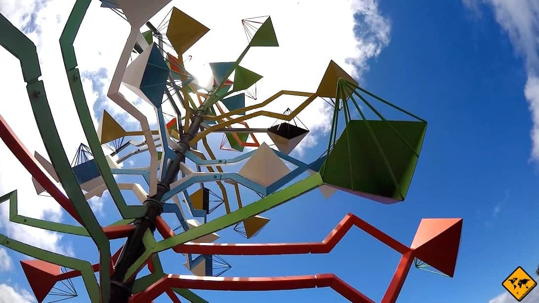 Das bunte Windspiel begrüßt dich am Eingang der César Manrique Foundation