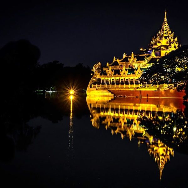 Yangon Karaweik Palace abends