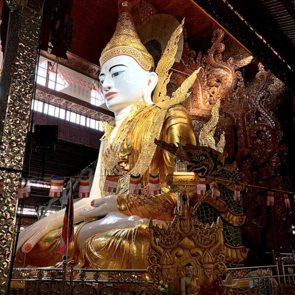 Yangon Ngar Htat Gyi Pagode sitzender Buddha Myanmar