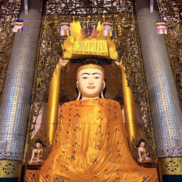 Yangon Shwedagon Pagode Buddha Mönchsrobe