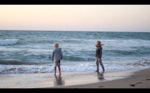 Zwei Familien auf Weltreise der Film Kinder am Meer
